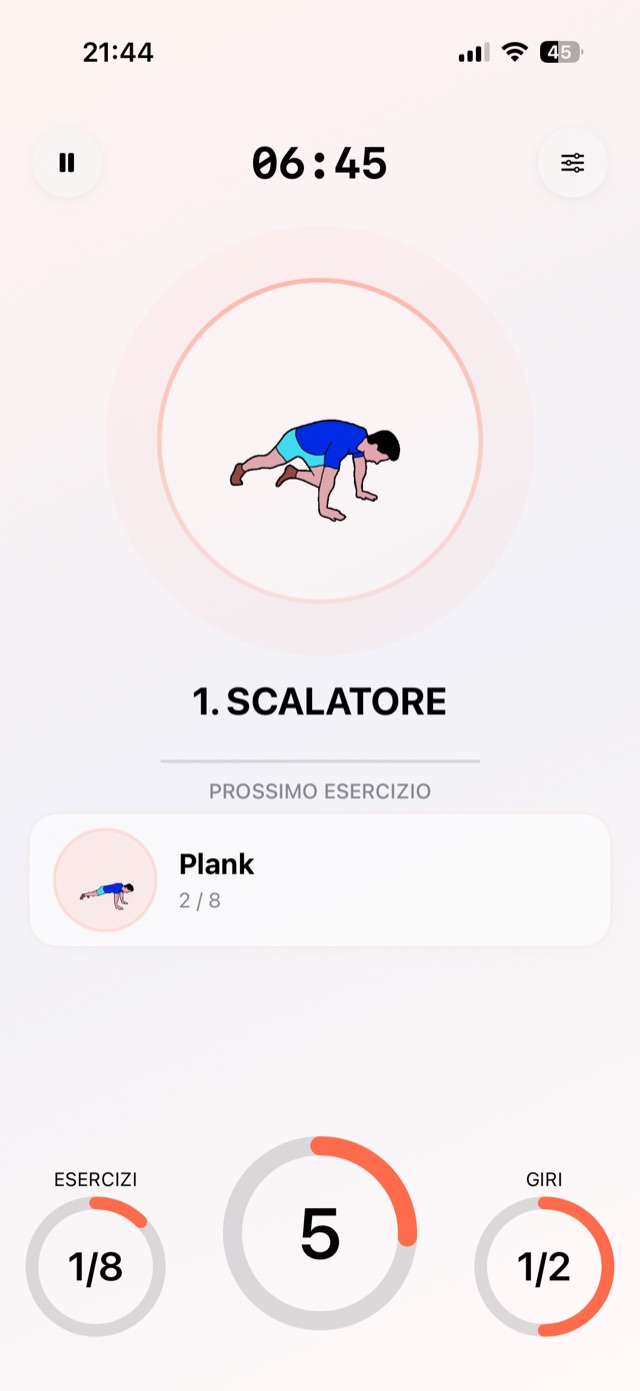 Timer HIIT in corso, con l'esercizio attuale, il prossimo e il contatore dei round